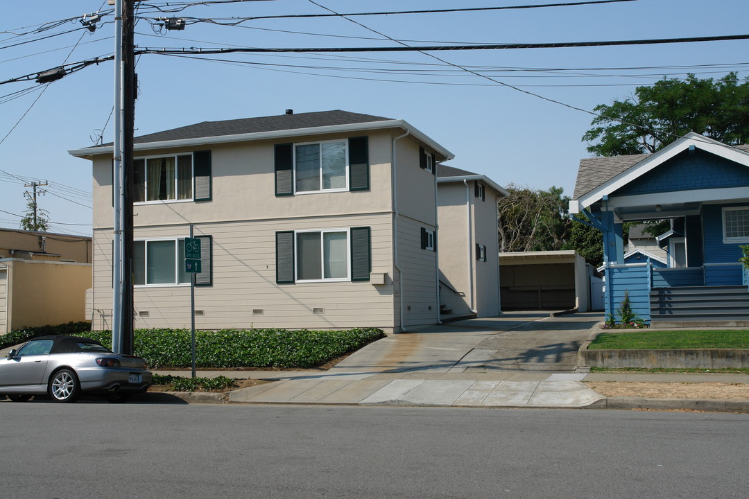 7 Highland Ave in Burlingame, CA - Building Photo