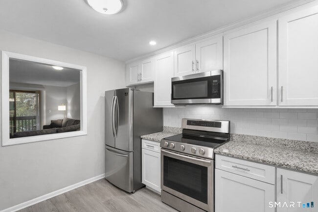 9 Avon Ct in Beacon Falls, CT - Building Photo - Building Photo