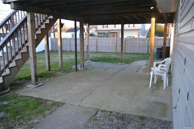 88 W Gates Ave in Lindenhurst, NY - Building Photo - Building Photo