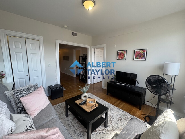 1942 Beacon St, Unit 1932-3 in Boston, MA - Building Photo - Building Photo