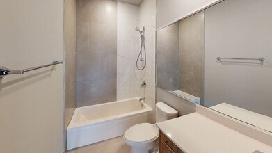 5117 S Kenwood Ave, Unit 302 in Chicago, IL - Building Photo - Building Photo