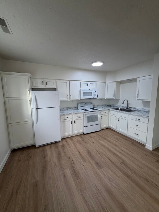 11446 Charleston Rd, Unit Apartment A in Red House, WV - Foto de edificio - Building Photo