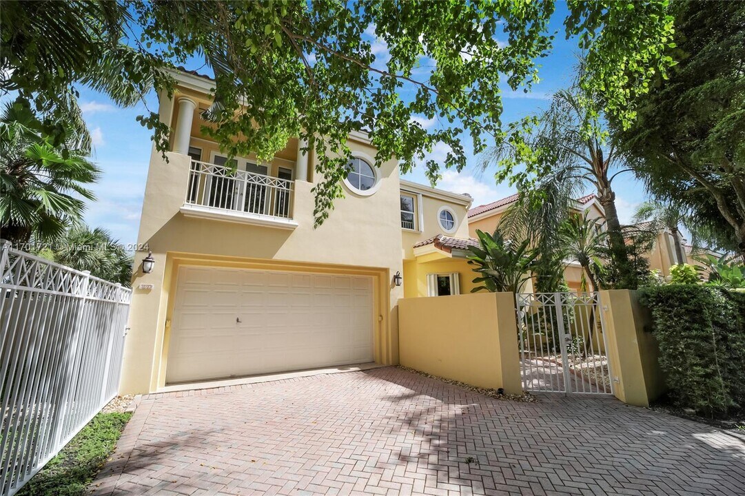 3693 NE 208th Ter in Aventura, FL - Building Photo