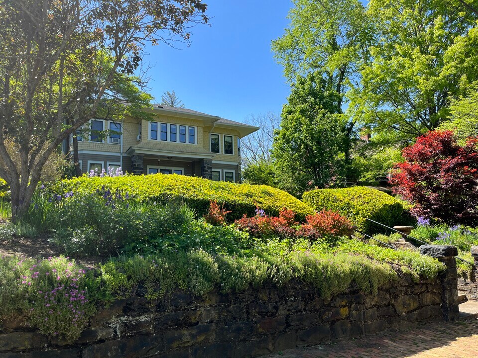 35 Panola St, Unit 2 in Asheville, NC - Foto de edificio