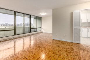The Westwood in Mississauga, ON - Building Photo