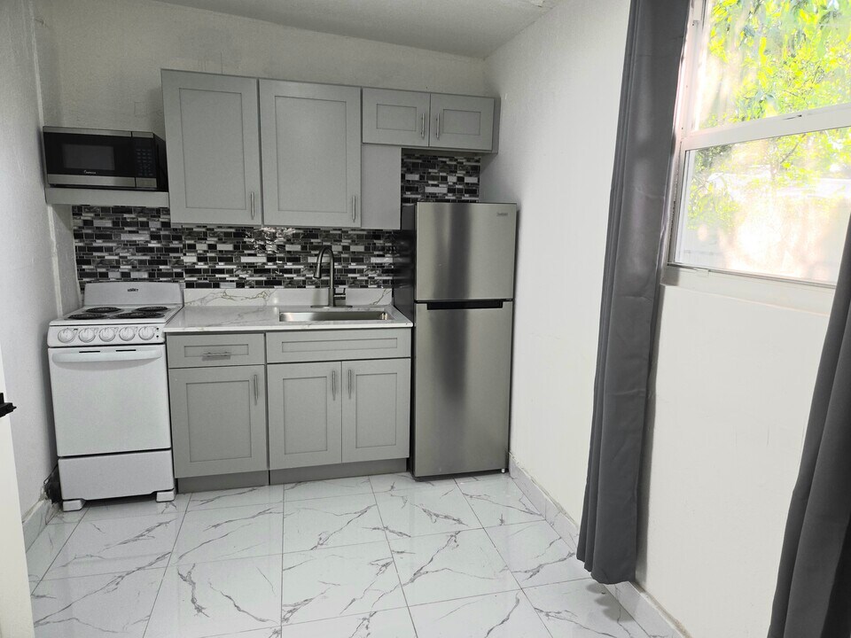 14920 NW 10th Pl in Miami, FL - Building Photo