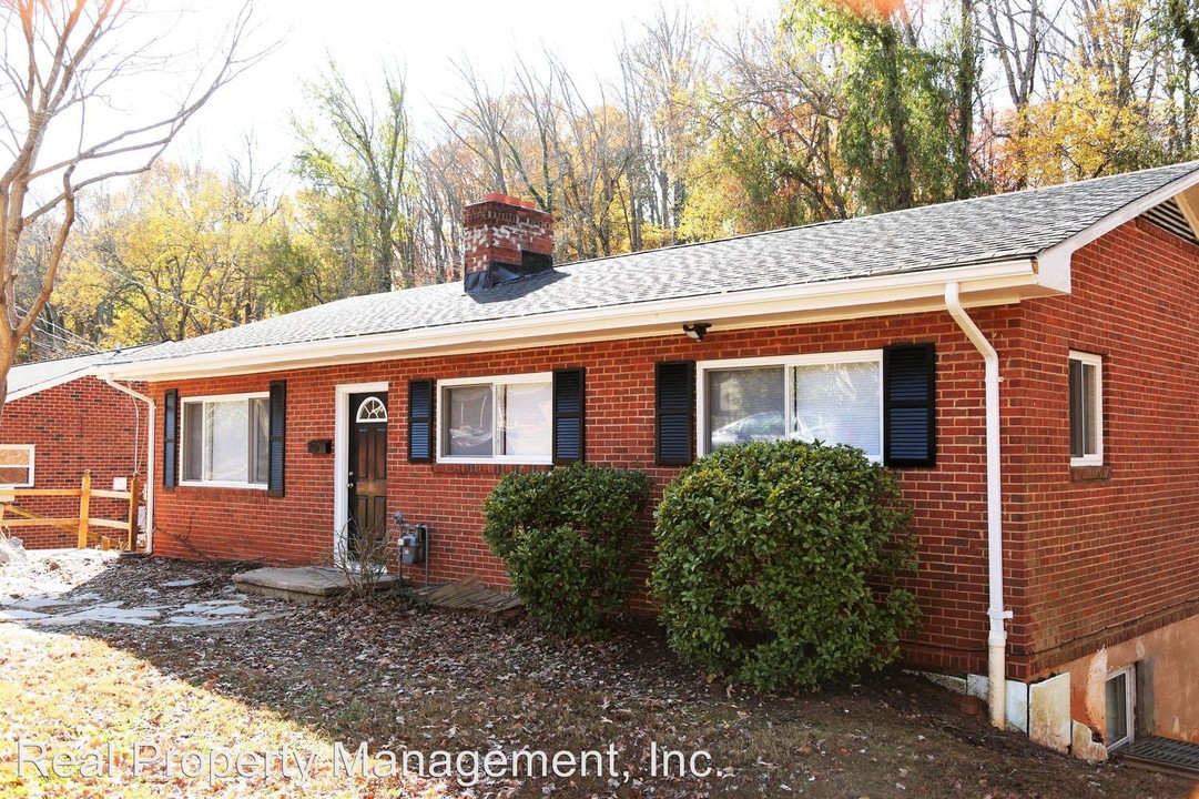608 Rockcreek Rd in Charlottesville, VA - Building Photo