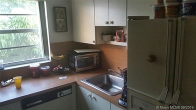 7125 Bonita Dr-Unit -205 in Miami Beach, FL - Foto de edificio - Building Photo