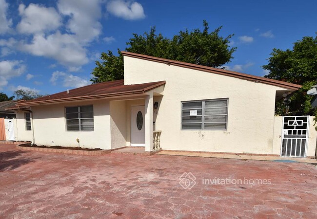 565 W 79th Pl in Hialeah, FL - Building Photo - Building Photo