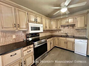 Modern 2 Bedroom + Den, 2 Bath House in Sioux Falls, SD - Foto de edificio - Building Photo