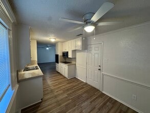 2012 Hurstview Dr in Hurst, TX - Foto de edificio - Building Photo