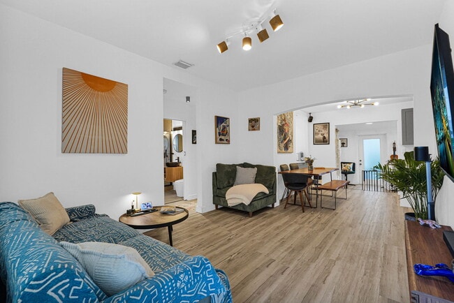 274 NW 43rd St in Miami, FL - Foto de edificio - Building Photo