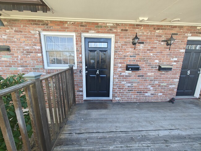 18 Broadview Hts in Thomaston, CT - Building Photo - Building Photo