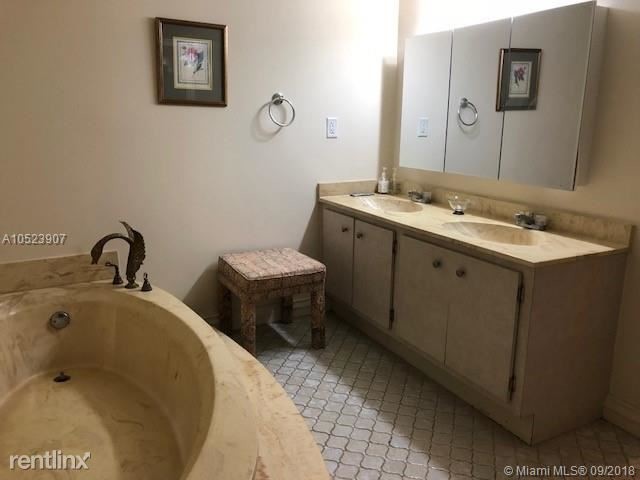 210 Seaview Dr-Unit -Apt 311 in Key Biscayne, FL - Foto de edificio - Building Photo