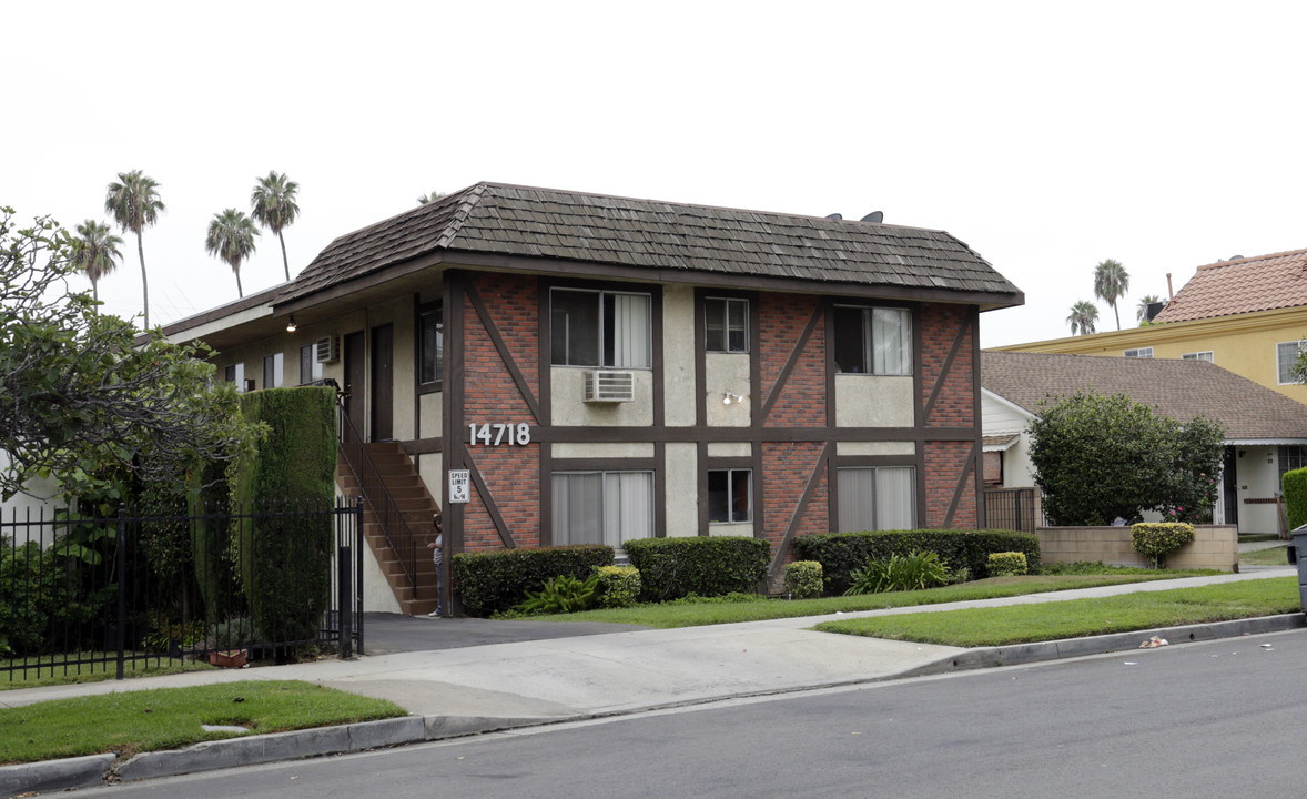 14718 Sylvan St in Van Nuys, CA - Building Photo