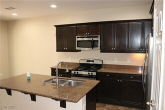 10211 Glimmering Star Dr in Las Vegas, NV - Building Photo - Building Photo