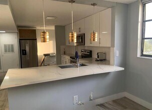 6475 W Oakland Park Blvd in Lauderhill, FL - Building Photo - Building Photo