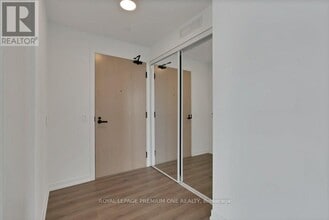 28 Interchange Wy in Vaughan, ON - Building Photo - Building Photo