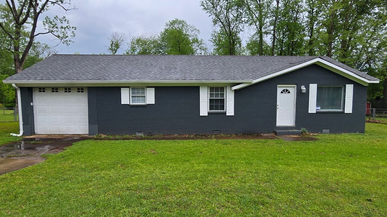 40 Edgehill Dr in Jackson, TN - Building Photo