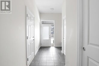 1011 Kijik Cres in Ottawa, ON - Building Photo - Building Photo