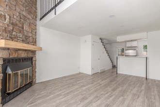 3281 S Estes St in Lakewood, CO - Foto de edificio - Building Photo