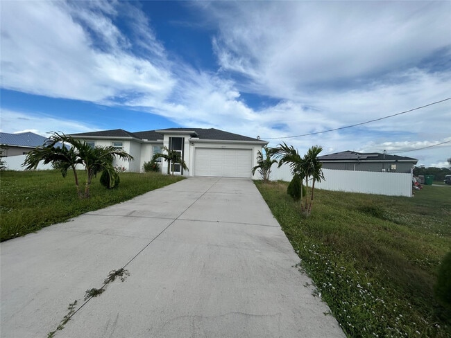 1049 Canoe Ct in La Belle, FL - Building Photo - Building Photo