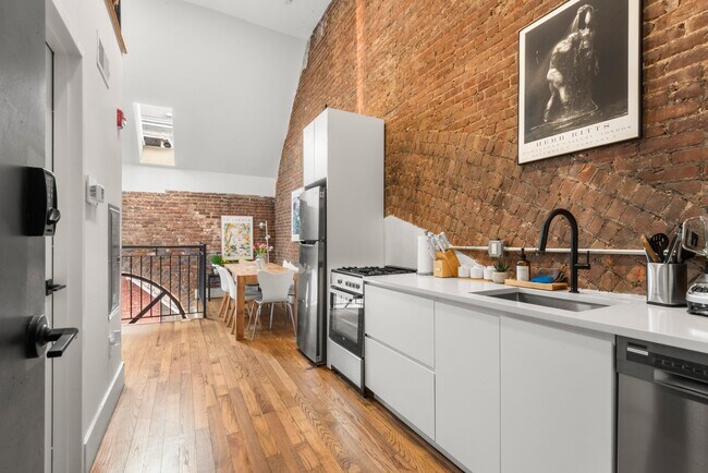 380 Montgomery St in Jersey City, NJ - Building Photo - Building Photo