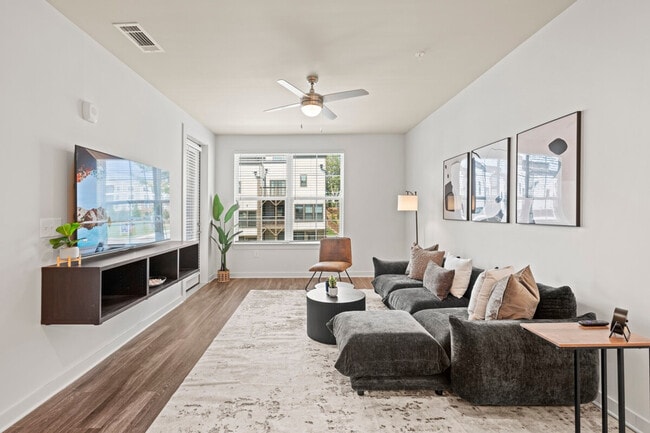 2048 Bolton Dr NW in Atlanta, GA - Foto de edificio - Building Photo