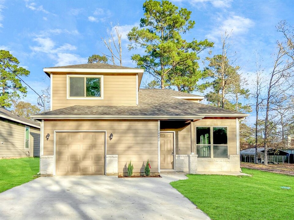 10471 Royal Adrian Dr in Conroe, TX - Building Photo