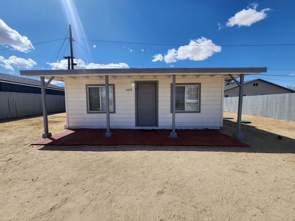 6688 Desert Queen Ave in Twentynine Palms, CA - Building Photo