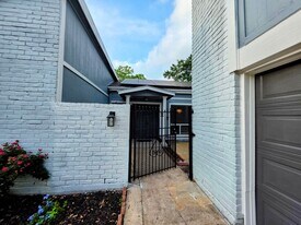 13906 Ella Lee Ln in Houston, TX - Building Photo