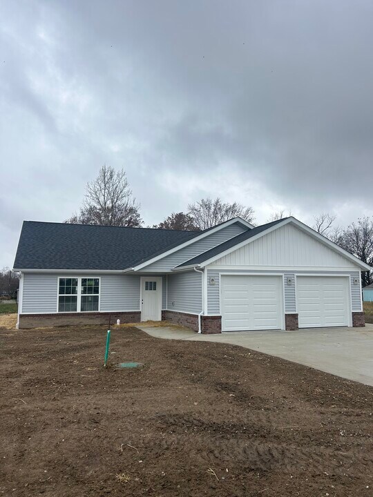 304 Jennifer in Germantown, IL - Building Photo