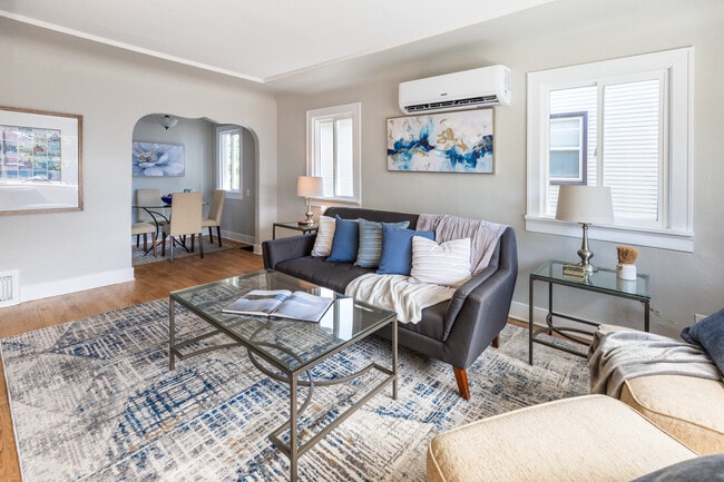 5246 21st Ave SW in Seattle, WA - Foto de edificio - Building Photo