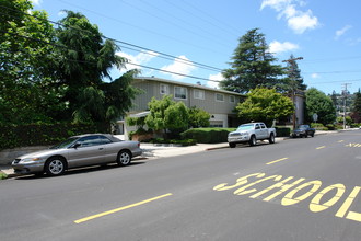 688 Cedar St in San Carlos, CA - Building Photo - Building Photo