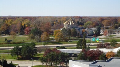 16400 N Park Dr in Southfield, MI - Foto de edificio - Building Photo