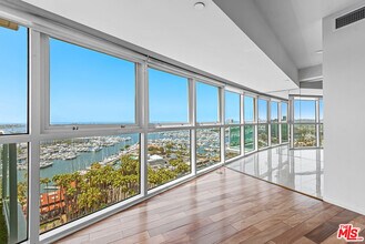 13600 Marina Pointe Dr in Marina Del Rey, CA - Building Photo - Building Photo