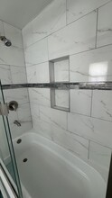1729 E 1st St, Unit B in Long Beach, CA - Building Photo - Building Photo