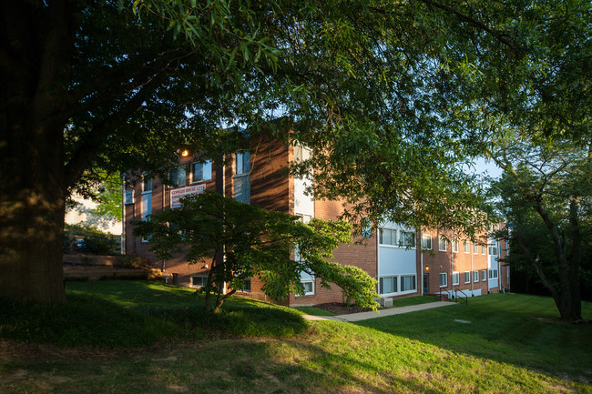 Kennedy House Apartments in Riverdale, MD - Foto de edificio - Building Photo