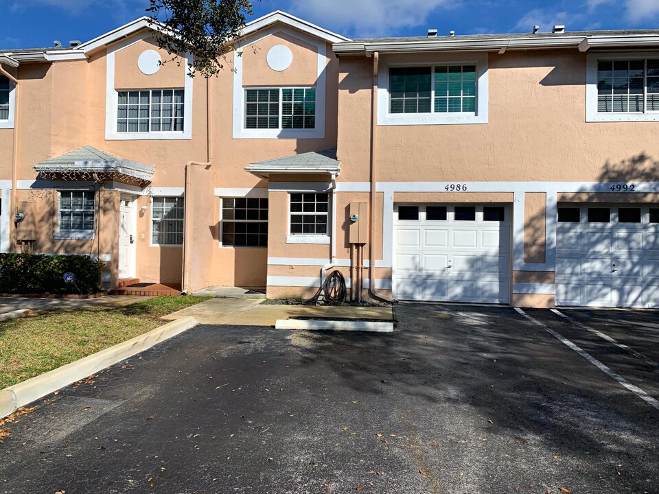 4986 SW 123rd Terrace in Cooper City, FL - Building Photo