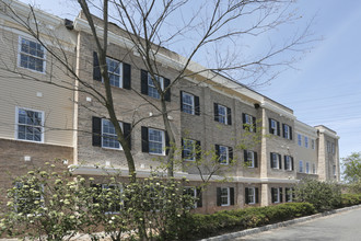 Greenway Village in Metuchen, NJ - Foto de edificio - Building Photo