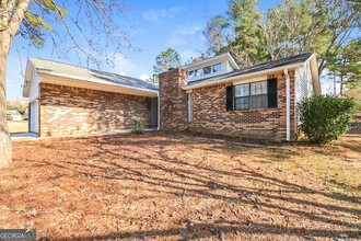 1049 Greendale Ln in Jonesboro, GA - Foto de edificio - Building Photo