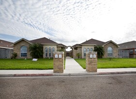 Jardin del Valle in Edinburg, TX - Building Photo