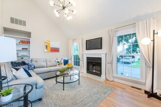 229 Crescenzi Ct in West Orange, NJ - Building Photo - Building Photo