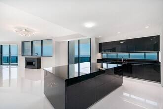 18555 Collins Ave, Unit 2801 in Sunny Isles Beach, FL - Foto de edificio - Building Photo