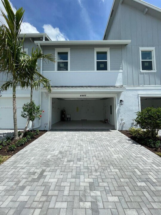 4466 Longwood Lake Sq in Westlake, FL - Building Photo