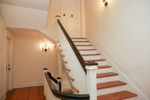 817 N Elm St, Unit H in Greensboro, NC - Building Photo