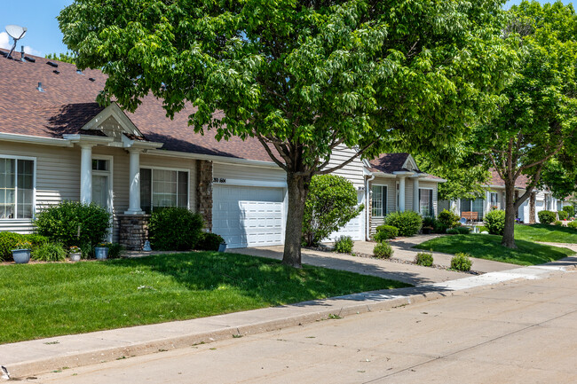 Gardens at The Pointe in West Des Moines, IA - Building Photo - Building Photo