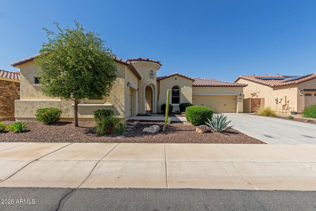 17996 W Redwood Ln in Goodyear, AZ - Building Photo
