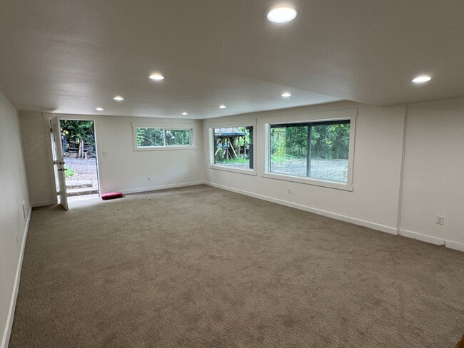 2112 Sunset Dr W in University Place, WA - Building Photo - Building Photo