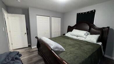 93 Elmwood Dr E in Chicago Heights, IL - Foto de edificio - Building Photo